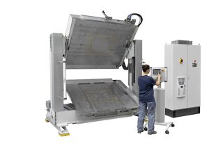 BBG: Elektrische Composite-Presse für Flugzeug-Interieur