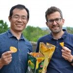 Dr. Qimeng Song (l.) und Prof. Dr. Markus Retsch (r.) haben ein Upcycling-Verfahren für Kartoffelchipstüten entwickelt. (Foto: Dominik Benke)