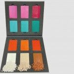 Die mit Flüssigfarben von Rowasol (1 % Farbzugabe) eingefärbten Plättchen aus PLA, Celluloseester und Lignin (v.l.) weisen eine gute und gleichmäßige Einfärbung auf - unten ohne Farbzugabe. (Foto: Rowasol)