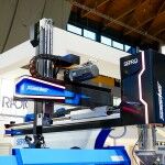 Auf der Fakuma läuft der schnellste Roboter mit vertikaler Tauchachse, den Sepro je gebaut hat. Der ThundeRbot ist eine Konzeptstudie auf Basis eines Success-11-Roboters und erreicht mit seiner modifizierten Z-Achse eine 2,6-mal schnellere Beschleunigung. (Foto: Sepro)